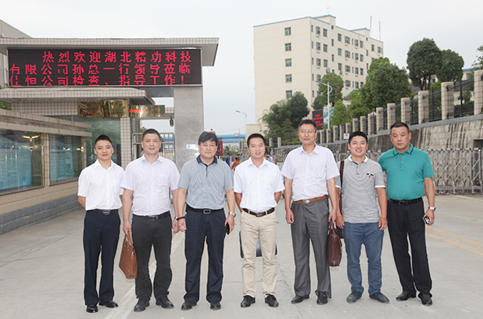 g精功科技采購(gou)中心經理張國(guó)（左二）   佳恒公司(si)總經理楊永明(ming)（左三）    精功科技(jì)總經理孫利民(min)（左四）   精功科技(ji)常