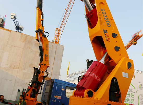 寶馬展上(shàng)佳恒油缸(gāng)車起重機(jī)展示