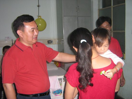 看望(wàng)困難職工(gōng)子女