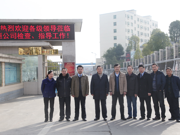 1中聯重科(kē)品質管理部(bu)部長、評審組(zu)組長張鑫（左(zuǒ)三）、佳恒公司(sī)總經理楊永(yong)明（左四）、中聯(lian)重科總經理(li)劉贛榮（左五(wu)）、中聯重科生(shēng)