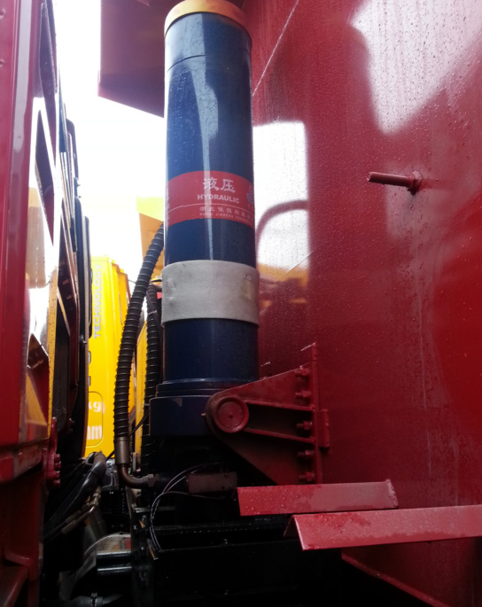 “佳恒”牌(pái)油缸在紅(hong)色車身的(de)襯托下，藍(lán)色烤漆越(yue)發閃亮耀(yào)眼