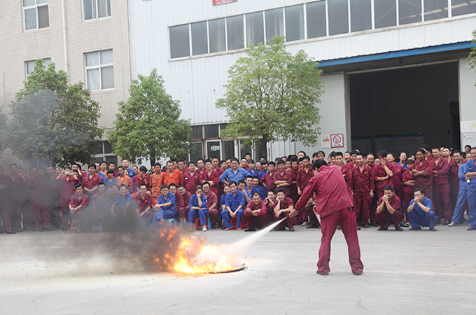 進行(háng)滅火器員工實際(jì)操作.JPG