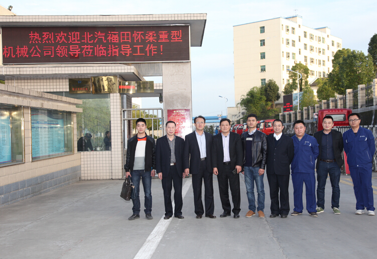 G佳恒(héng)公司副總經(jing)理明廷海（左(zuǒ)二）為懷柔重(zhòng)機總經理總(zǒng)經理王峰（左(zuo)三）佳恒公司(si)總經理楊永(yong)明（左四）懷柔(rou)重機質量外(wai)檢科長張超(chāo)（